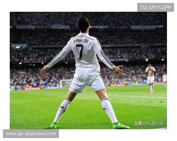 热烈鼓掌庆祝足球赛场上的精彩瞬间与球员非凡表现